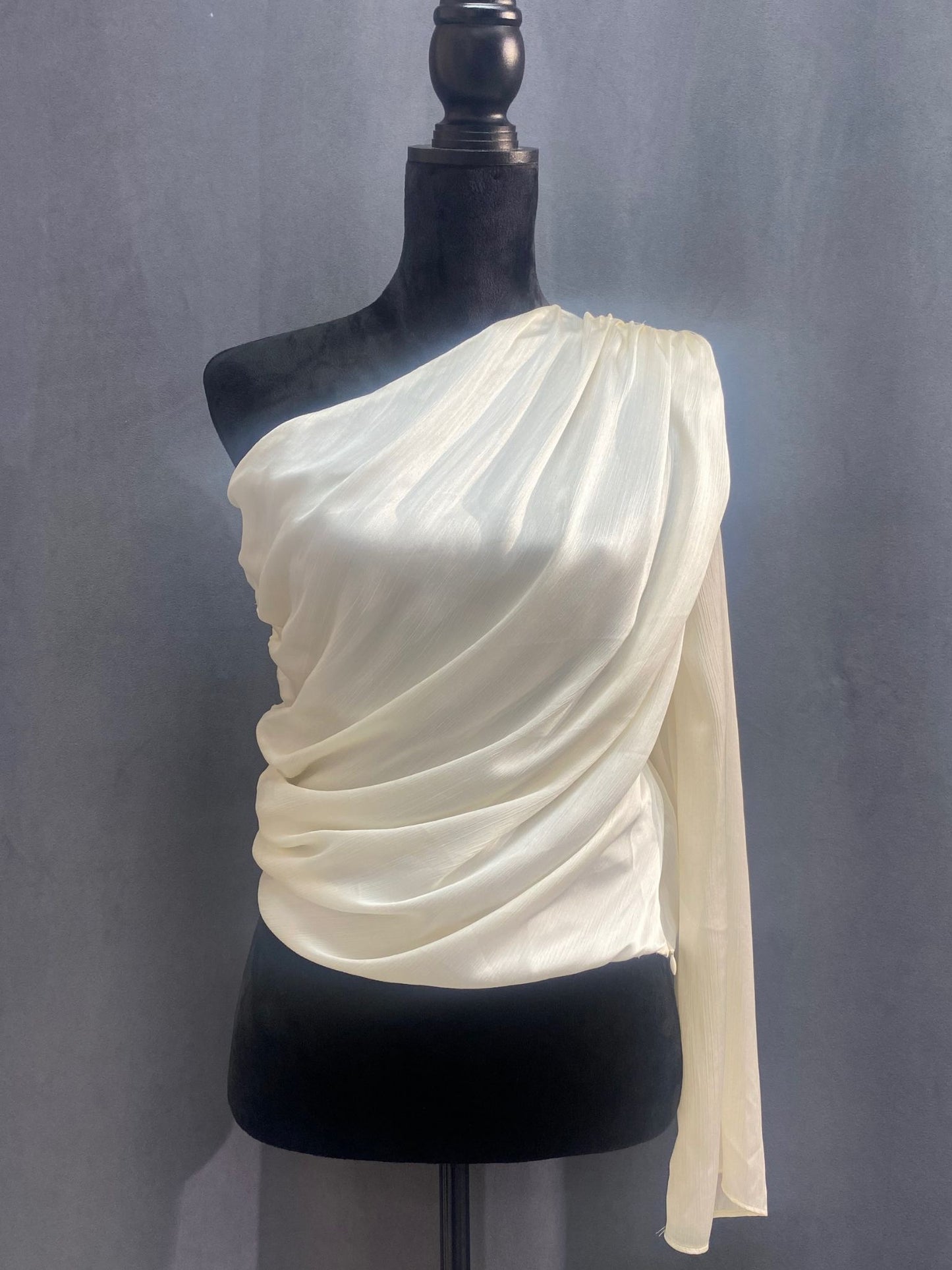 A symmetrical satin blouse - Cream