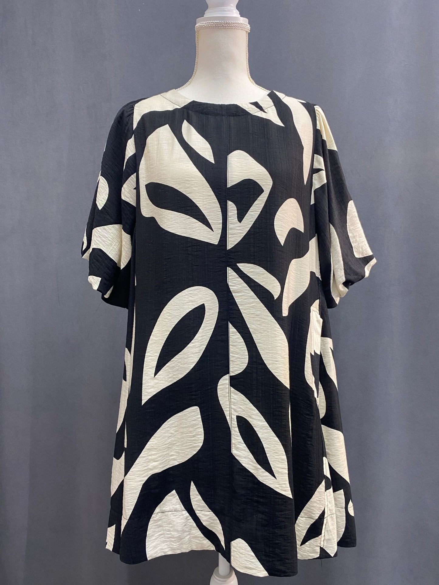 Versatile retro-inspired  dress in black and cream.