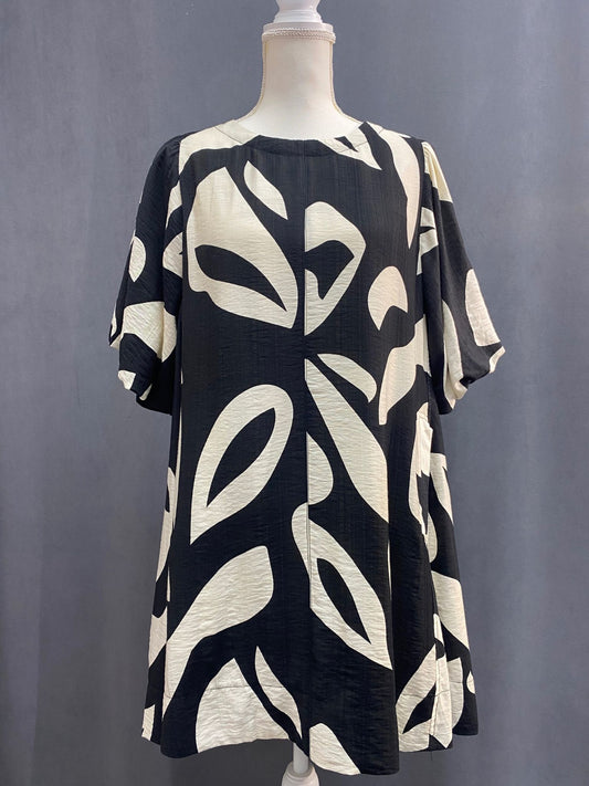 Versatile retro-inspired  dress in black and cream.