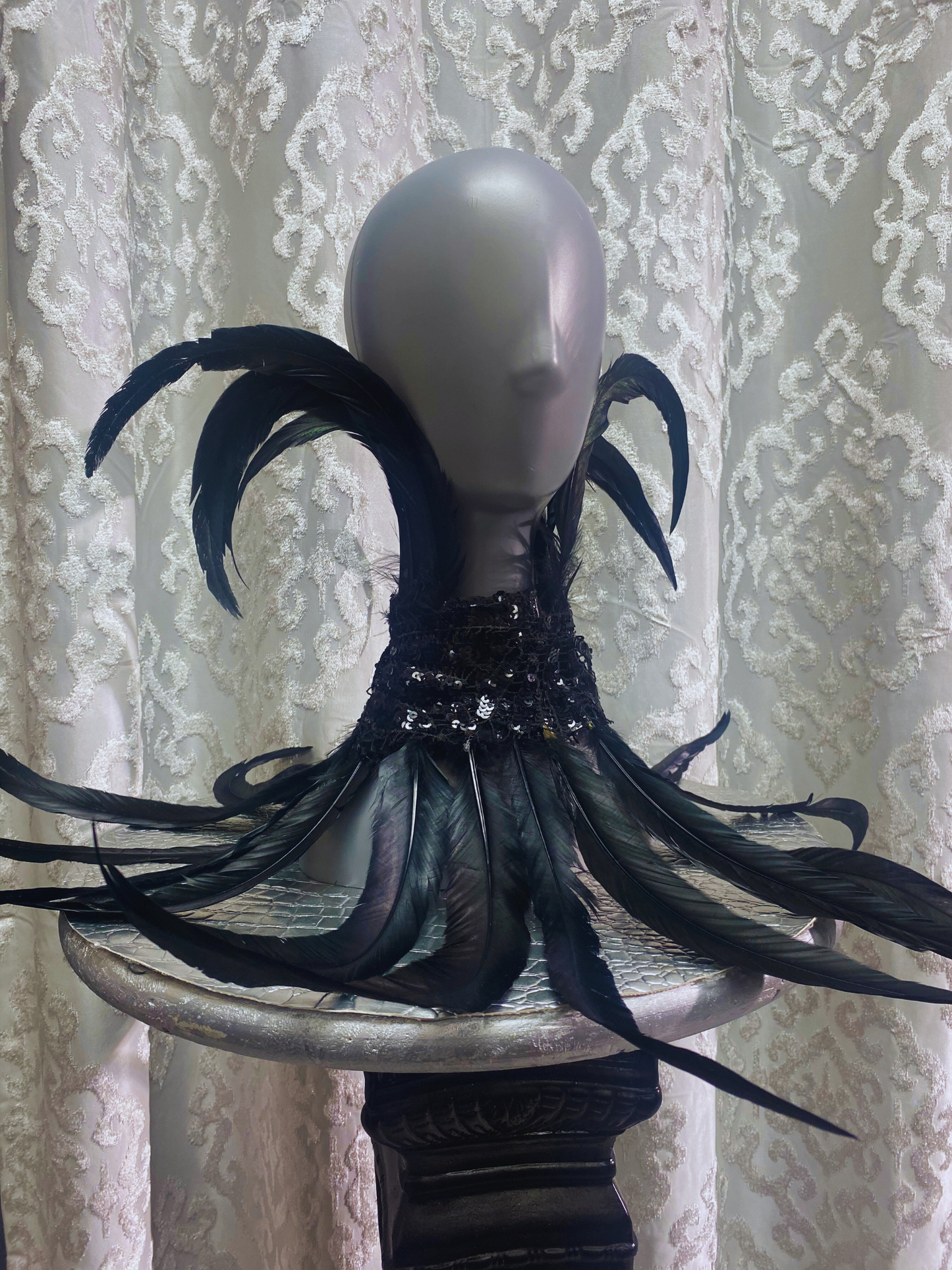 Rooster feather choker - black